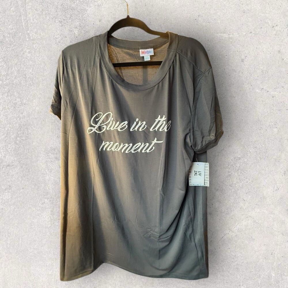LulaRoe Liv Tshirt-Size 2XL Gray With  Live In The Moment Print-NWT